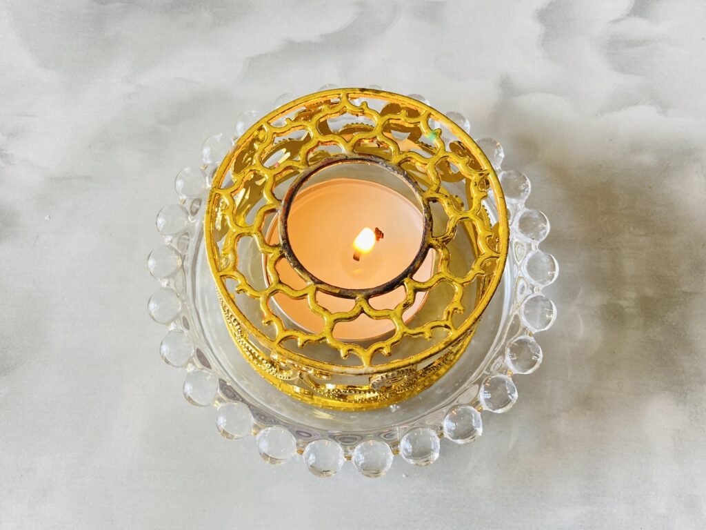 ろうそくに火をつけワックス炉をセッティングする