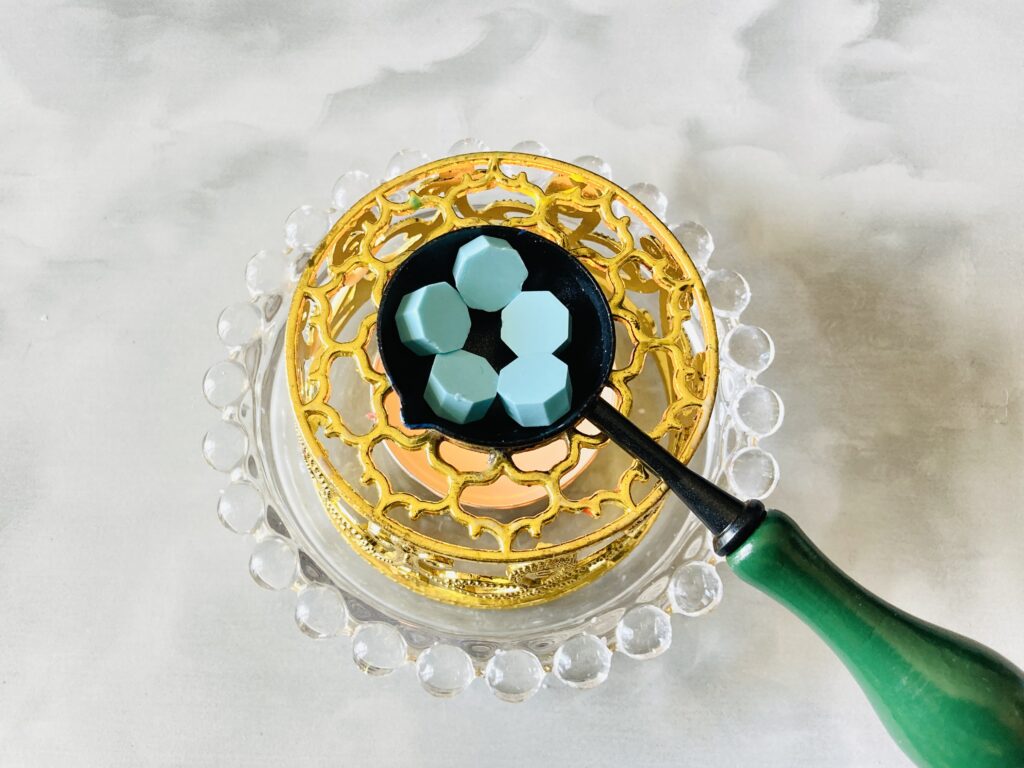 ワックスを入れたスプーンをワックス炉に置く