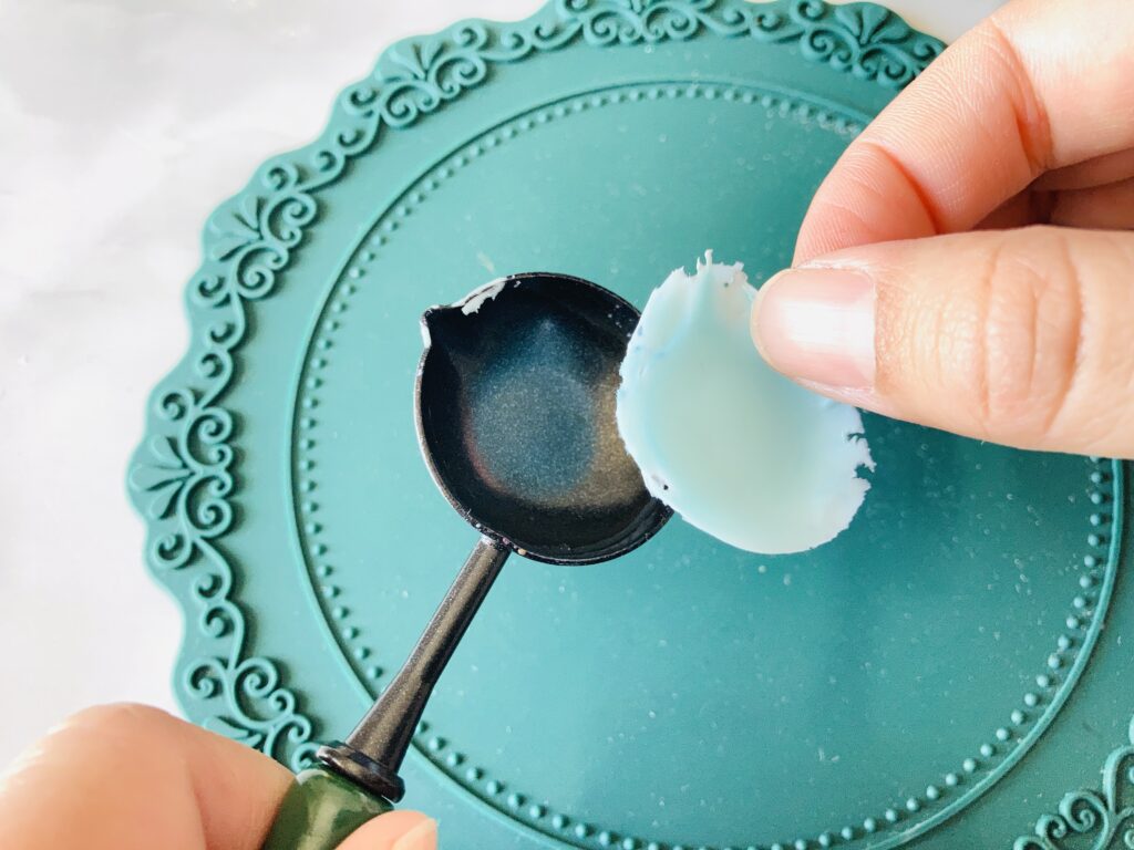 スプーンからペリッと剥がれるワックス