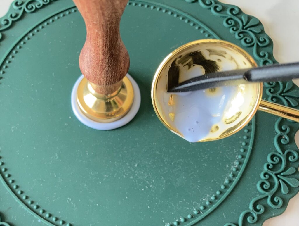 シリコンベラでワックスをこそぎ取る