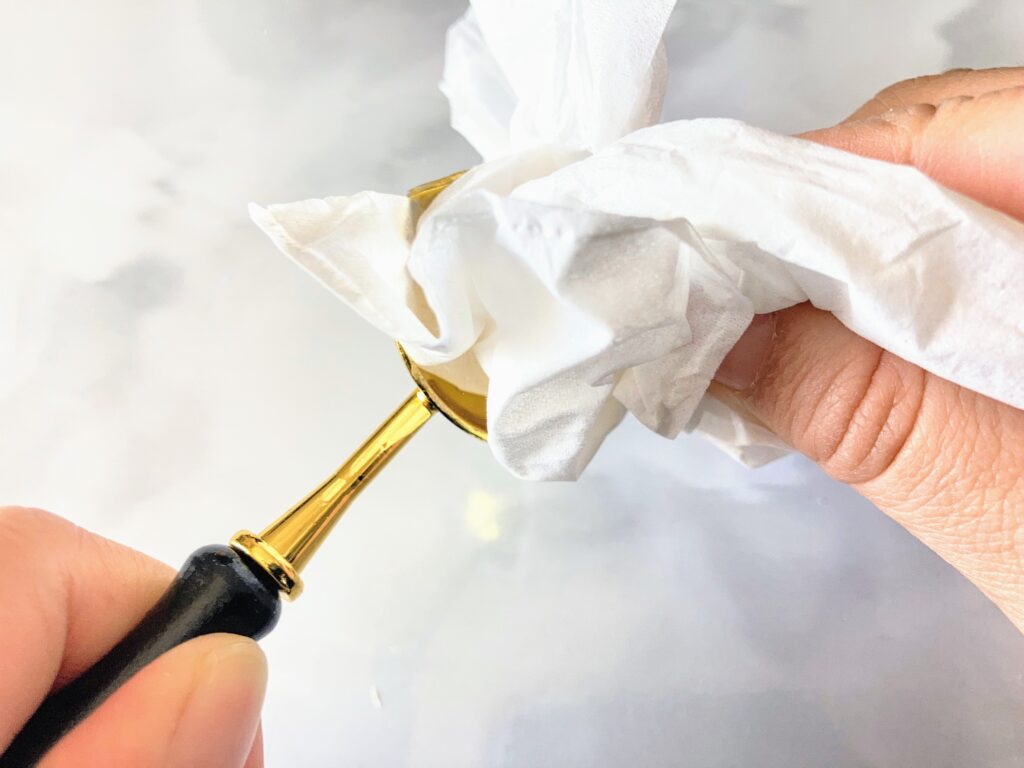 スプーンについたワックスをティッシュで拭く