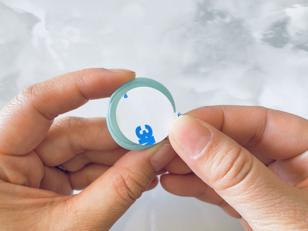 両面テープをつける