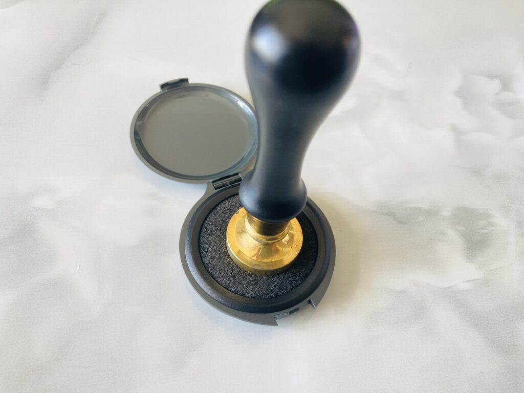 スタンプを離型パッドに押す