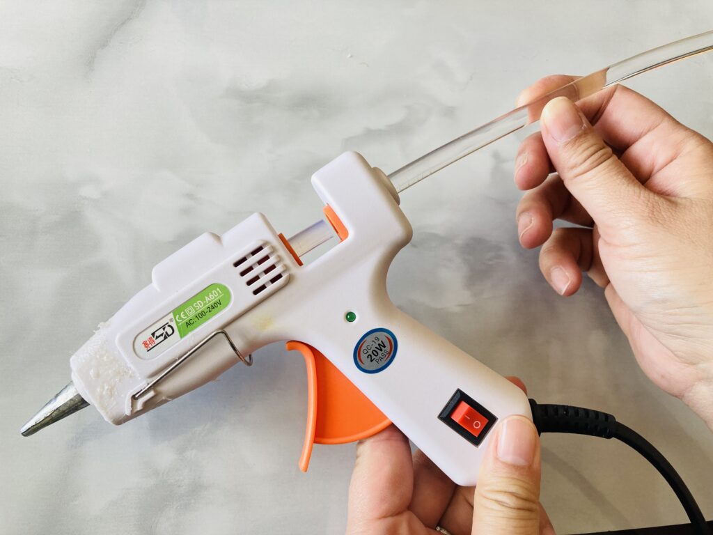 グルースティックをグルーガンに差し込む