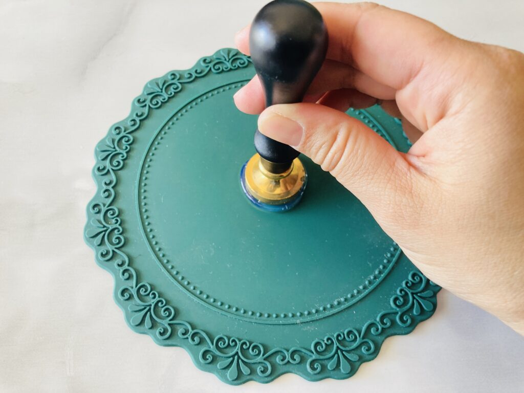 シーリングスタンプを押す