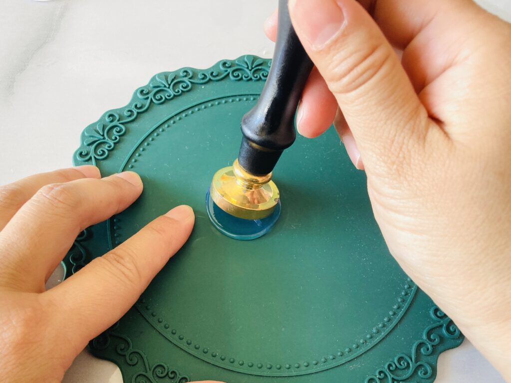 スタンプをグルーから剥がす